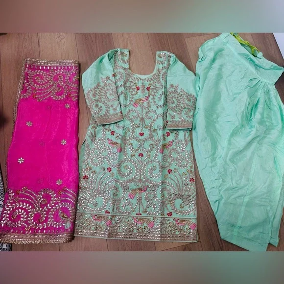 Salwar Kameez Suit - Picture 1 of 3